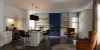 <p>Accogliente cucina Nolte in stile country con il frontale PORTO Bianco softmatt. La cucina convince con un classico aspetto a cornice, un piano cottura country nero e un'area isola con sgabelli da bar. Frontali chiari armonizzano con il pavimento in legno scuro, mentre un'area soggiorno integrata con camino, librerie e poltrone lounge vellutate in cognac offre un ambiente elegante e accogliente.</p>
