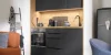 Cucina moderna con armadi neri e dettagli in legno di Nolte Kitchen.