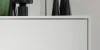 Una credenza moderna con decorazioni, stile Nolte Living.