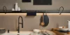Cucina moderna con rubinetto nero ed elementi decorativi, design di Nolte Kitchen.