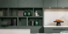 Cucina moderna con armadi verdi e decorazioni, progettata da Nolte Kitchen.
