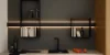 Cucina moderna con scaffali scuri e illuminazione sopra il piano di lavoro di Nolte Kitchen.