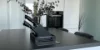 Cucina moderna con isola e armadi bianchi, decorata con piante. Nolte Kitchen.