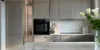 Cucina moderna con armadi grigi e isola in marmo della collezione Nolte Kitchen.