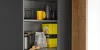 Credenza aperta con stoviglie e cibo, design di Nolte Kitchen.