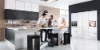 Una cucina moderna con persone che conversano, in un elegante design Nolte.