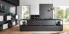 Moderne Küche mit dunklen Schränken und Insel, große Fenster, von Nolte Kitchen.