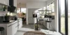 Cucina moderna con isola e grandi finestre, progettata da Nolte Kitchen.