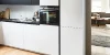Cucina moderna con armadi bianchi e forno integrato, Nolte Kitchen.