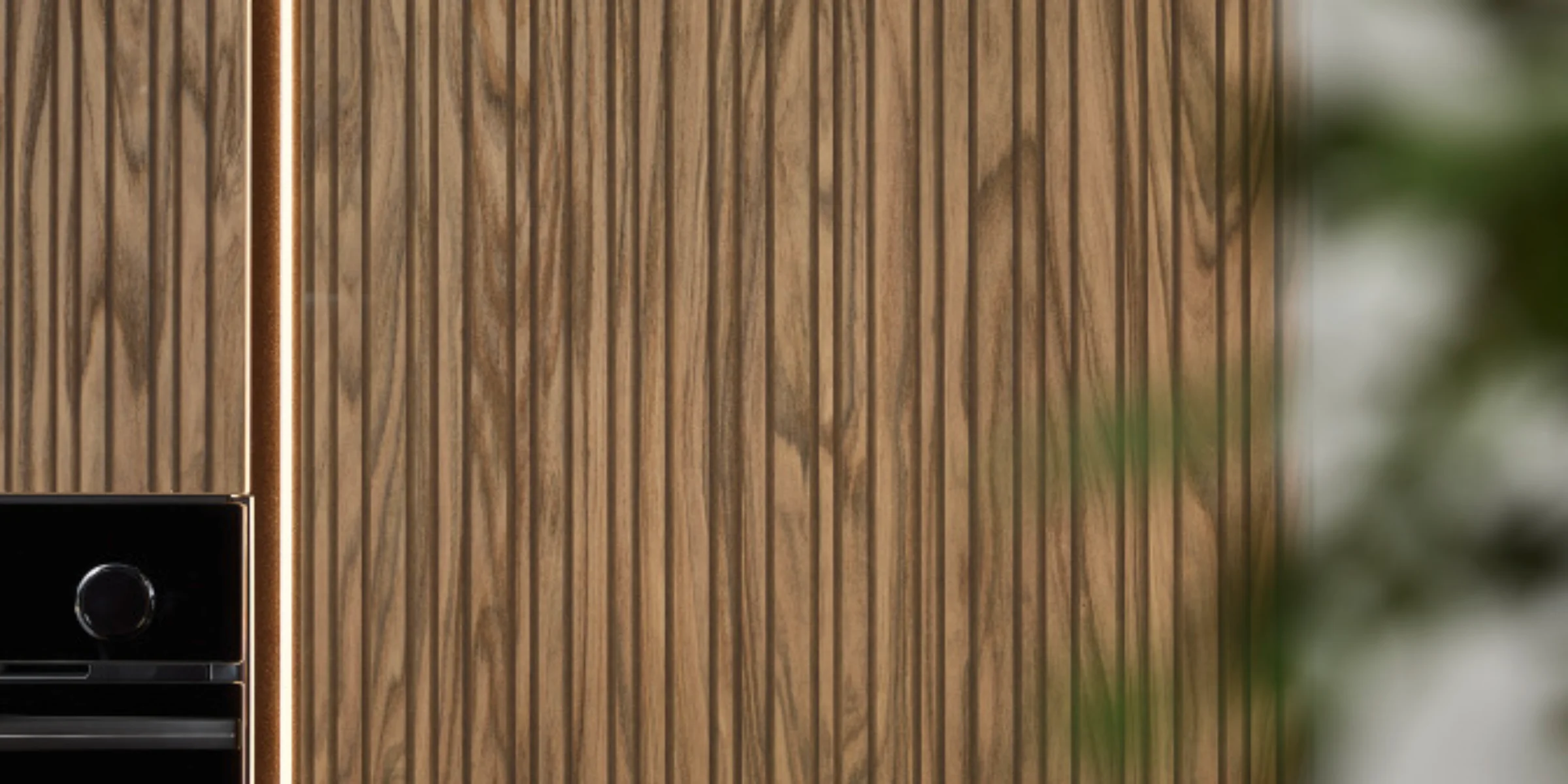Armadi da cucina in legno con forno integrato, parte di Nolte Kitchen.