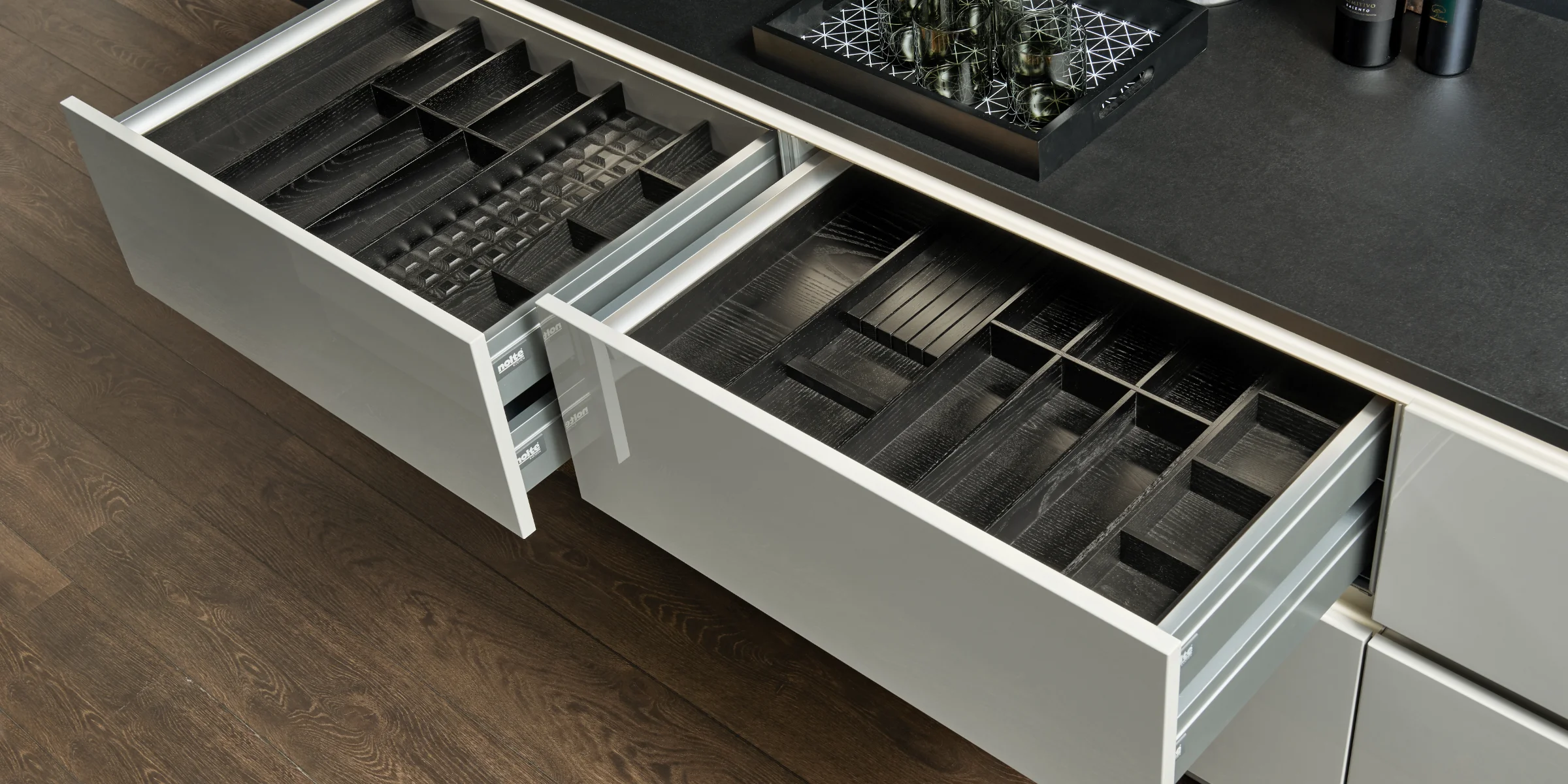 Cassetti aperti di una cucina moderna con portaposate, presentati da Nolte Kitchen.