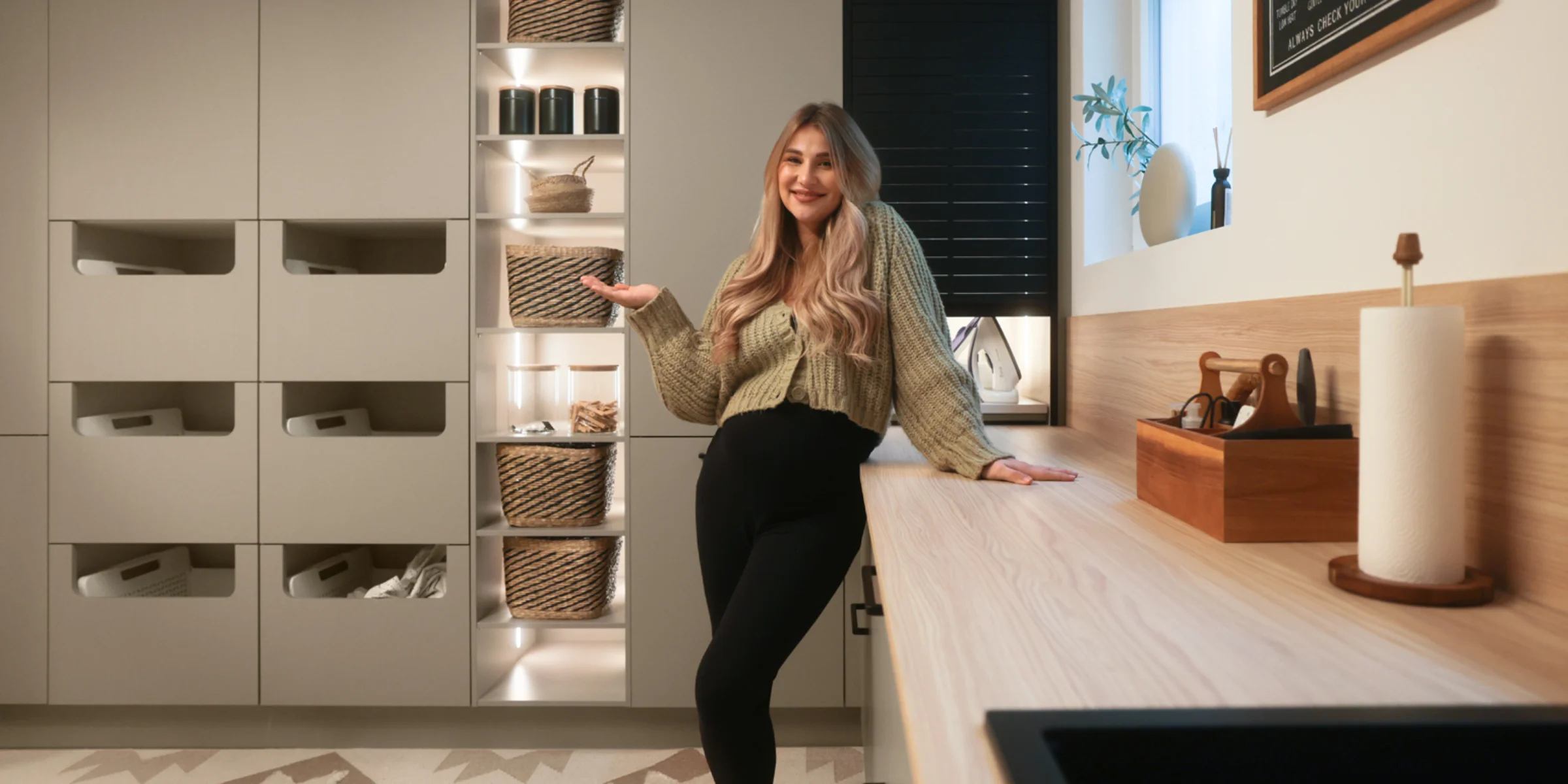 Donna sorridente in una moderna lavanderia Nolte.
