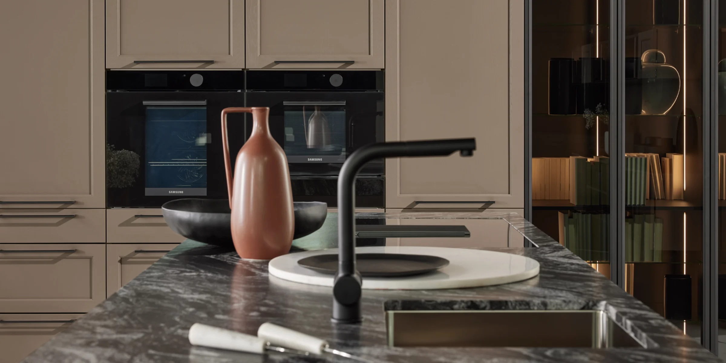 Cucina moderna con bancone in marmo e elettrodomestici integrati di Nolte Kitchen.