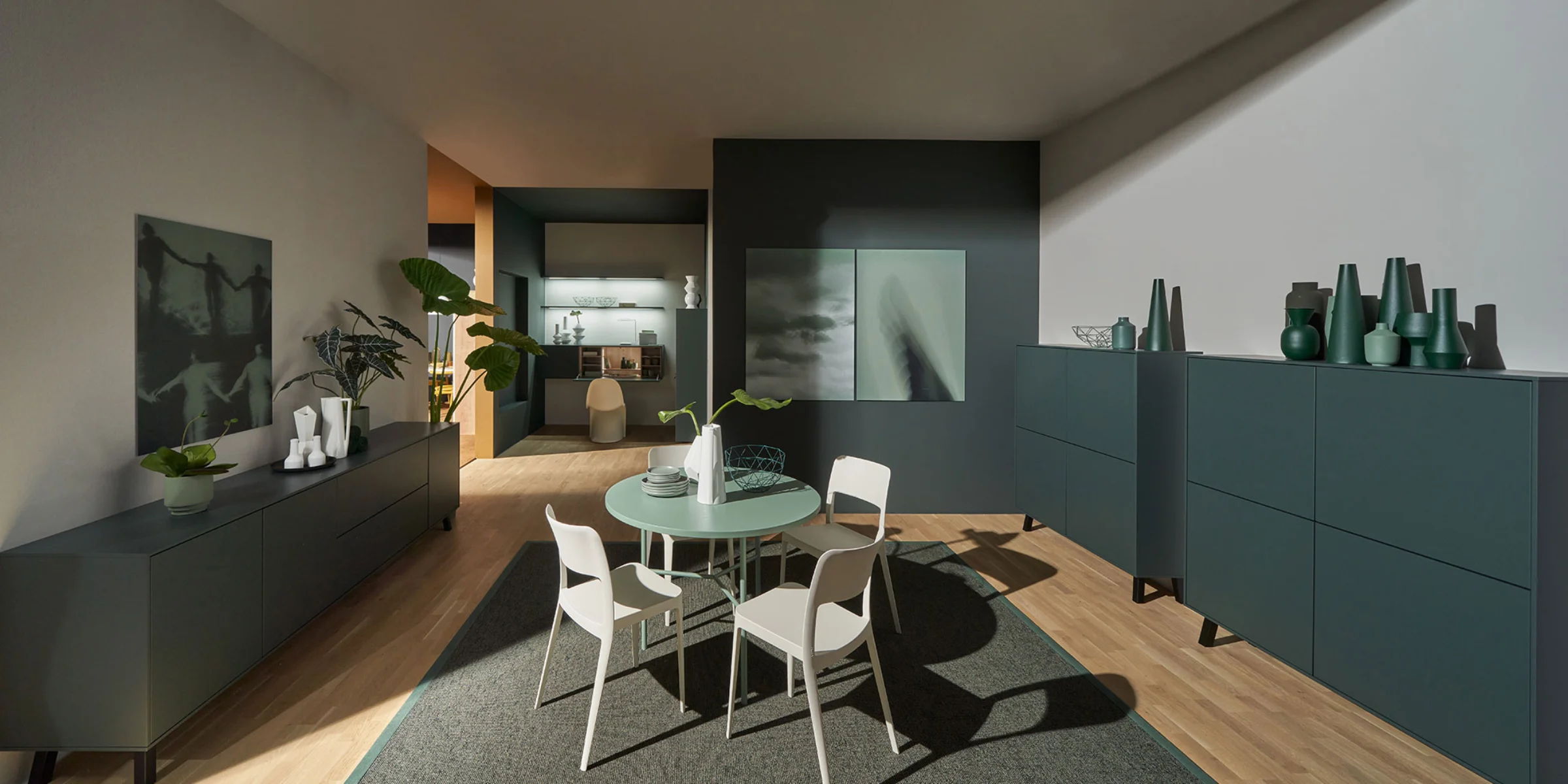 Soggiorno moderno con tavolo e sedie, circondato da eleganti armadi Nolte Living.