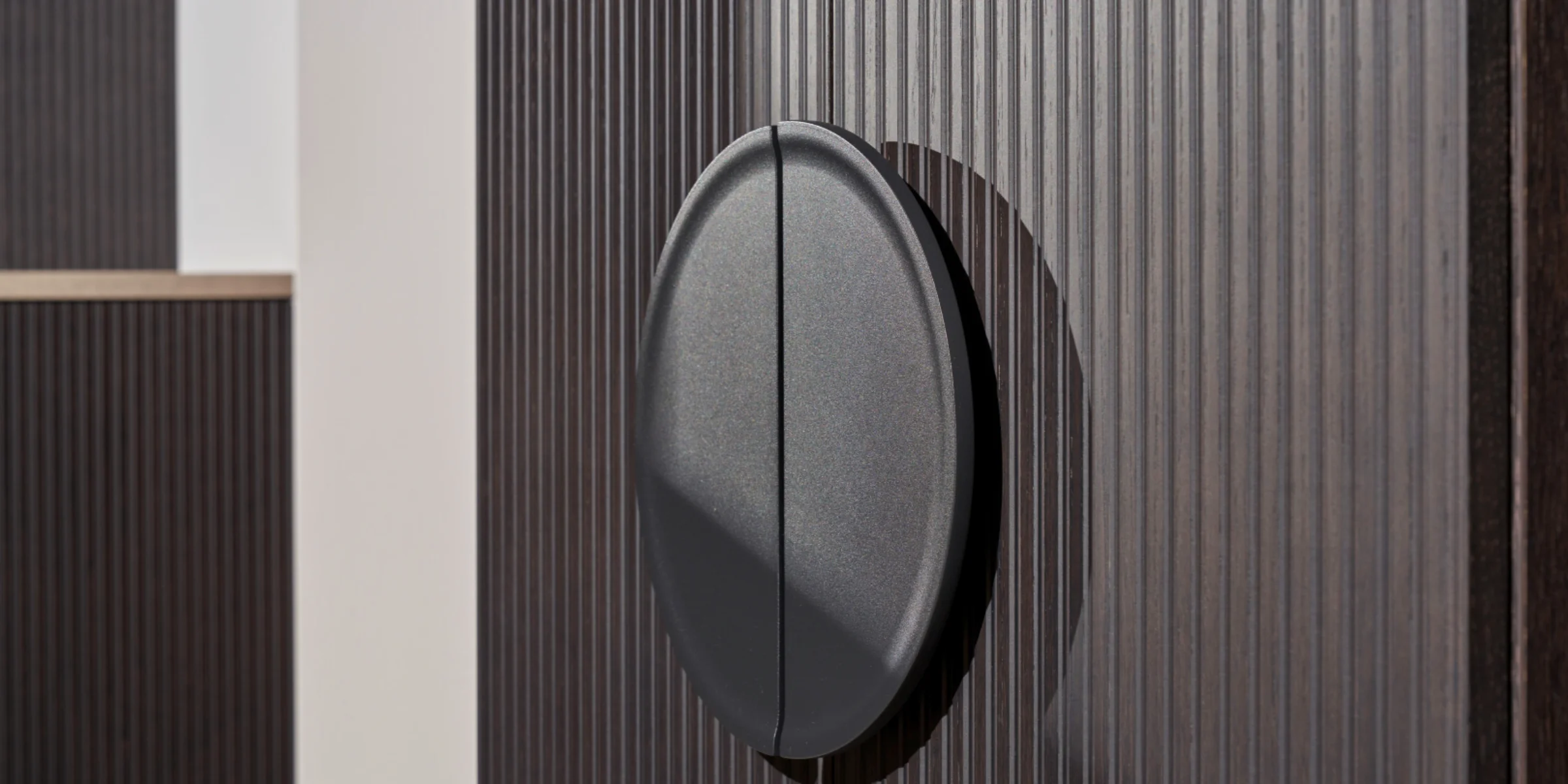 Design moderno di cucina con maniglie arrotondate e superfici strutturate, presentato da Nolte Kitchen.