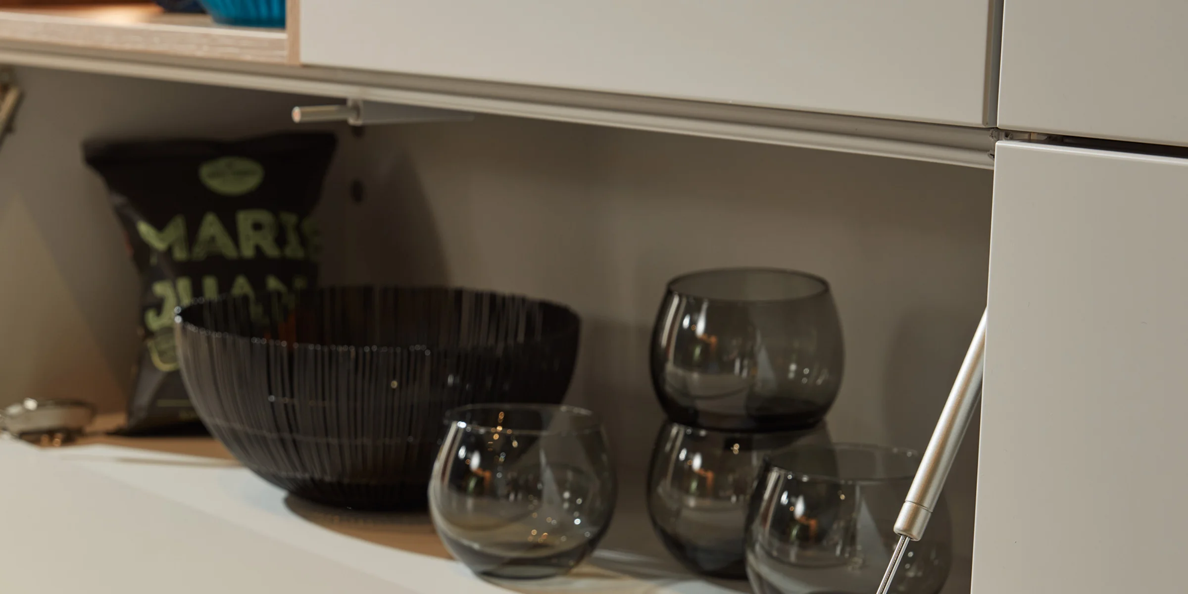 Cucina moderna con bicchieri e ciotola sul piano di lavoro. Nolte Kitchen.