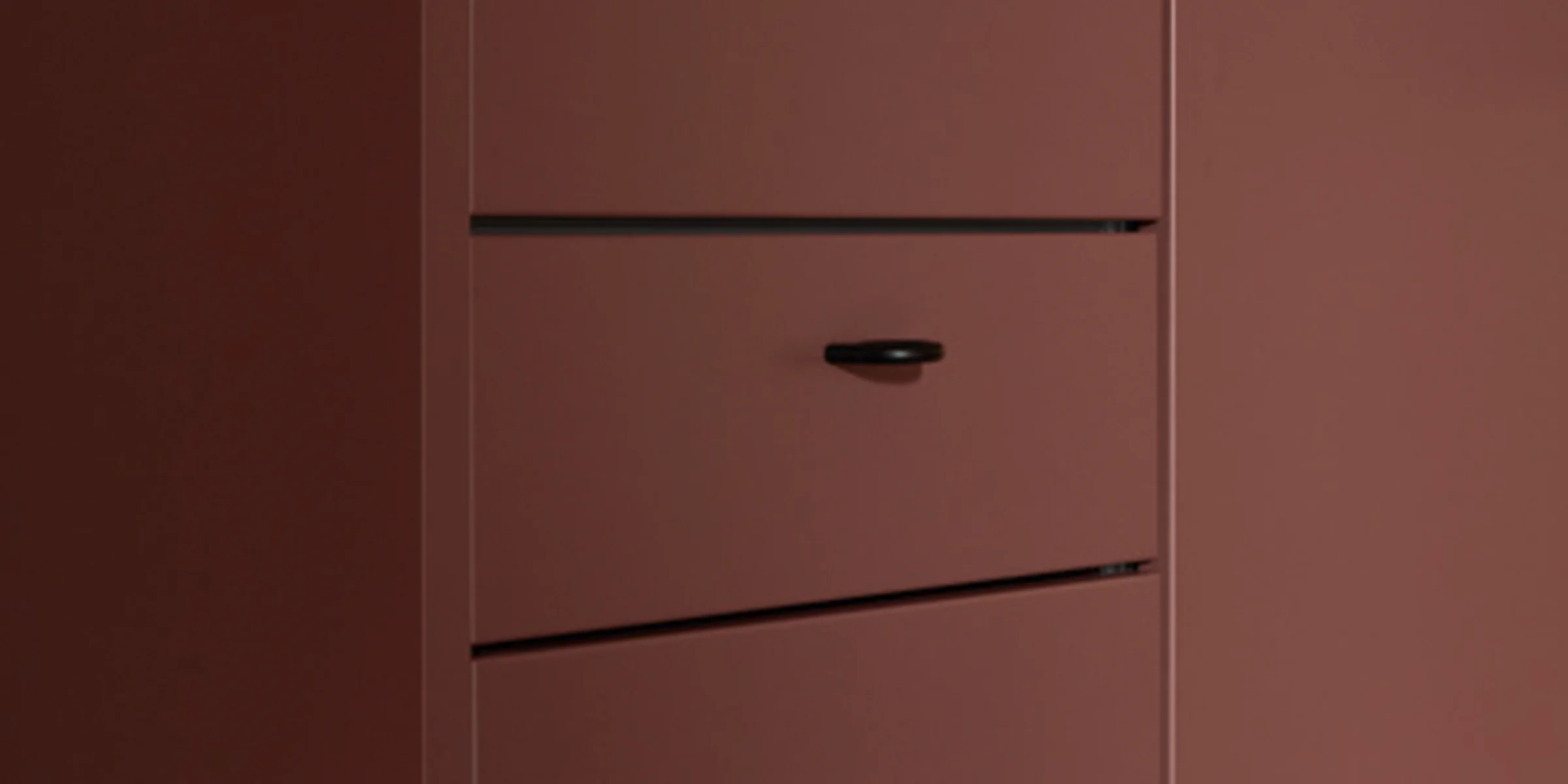 Design moderno di armadio color ruggine con linee pulite, parte di Nolte Living.