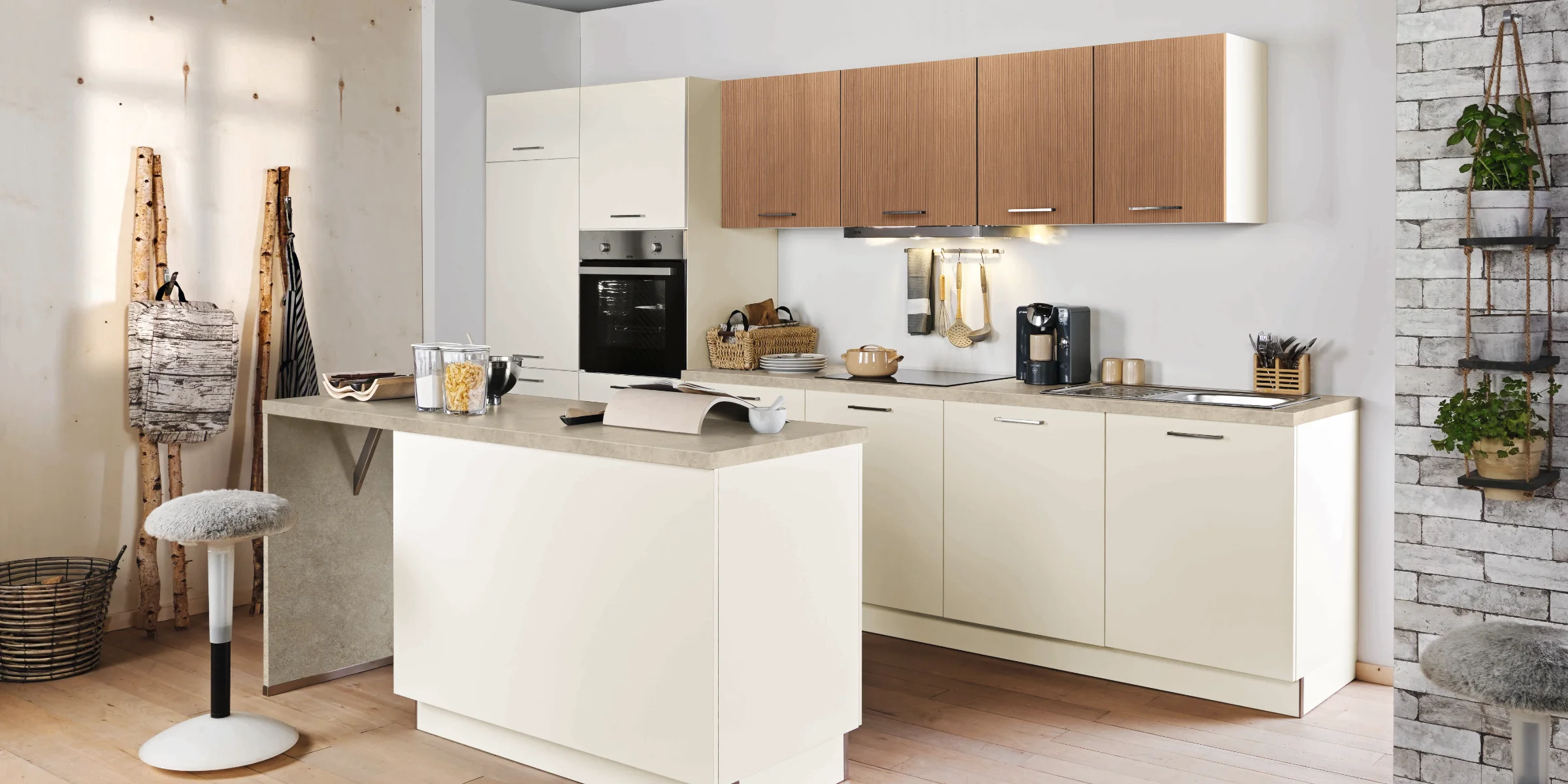 Cuisine moderne avec éléments en bois et crème, îlot et tabourets de bar. Express Küchen.