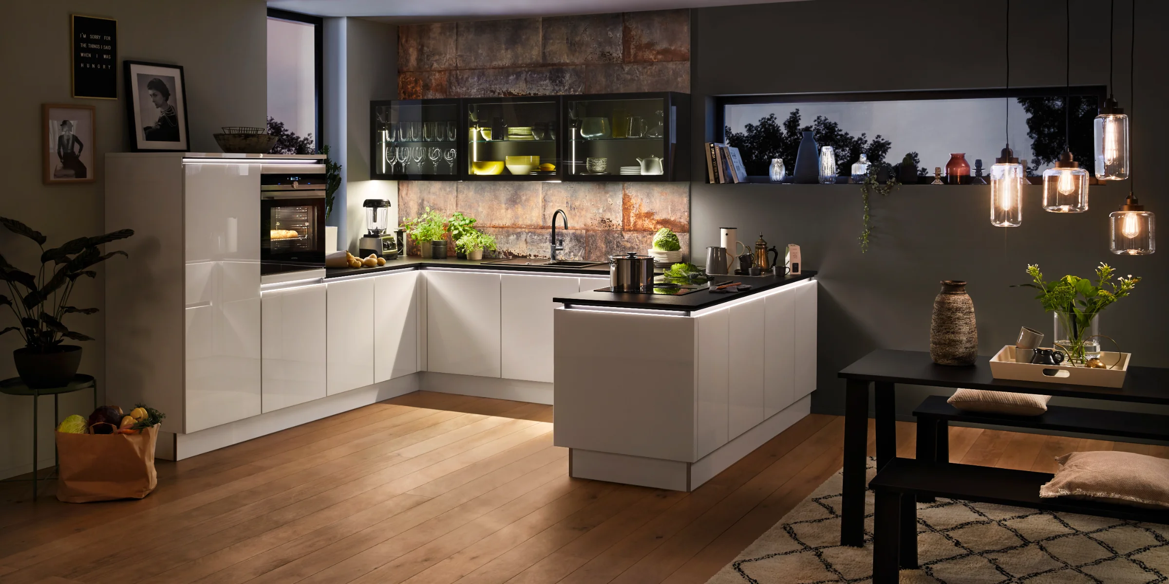 Cucina moderna ed elegante con armadi bianchi e pavimento in legno, design di Nolte Kitchen.