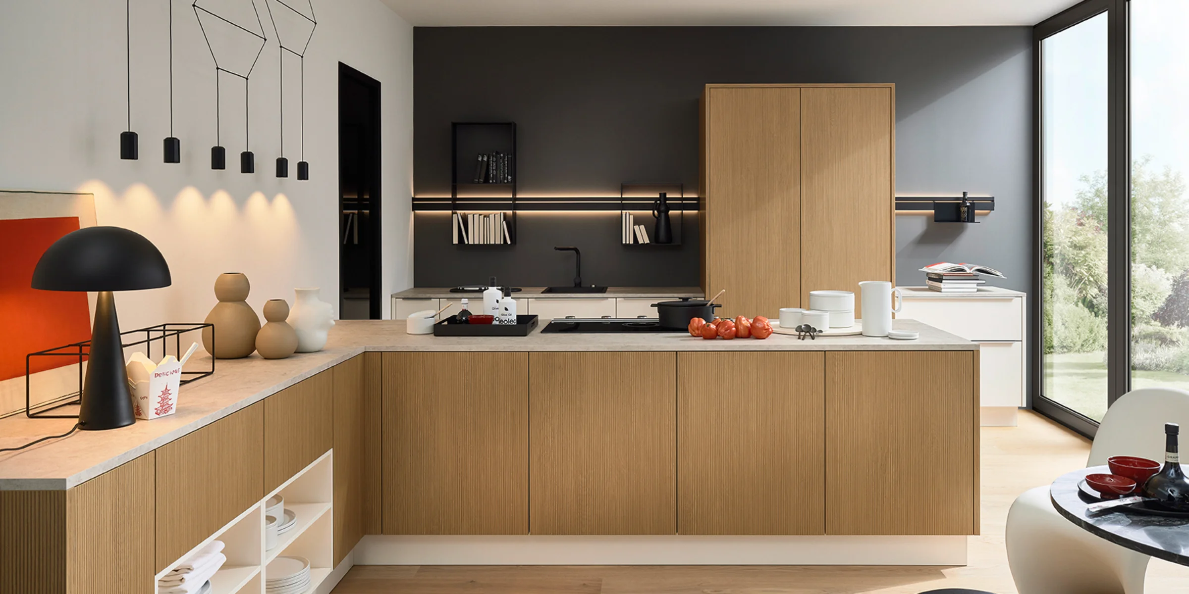 Cucina moderna con elementi in legno e grande finestra, arredata da Nolte Kitchen.
