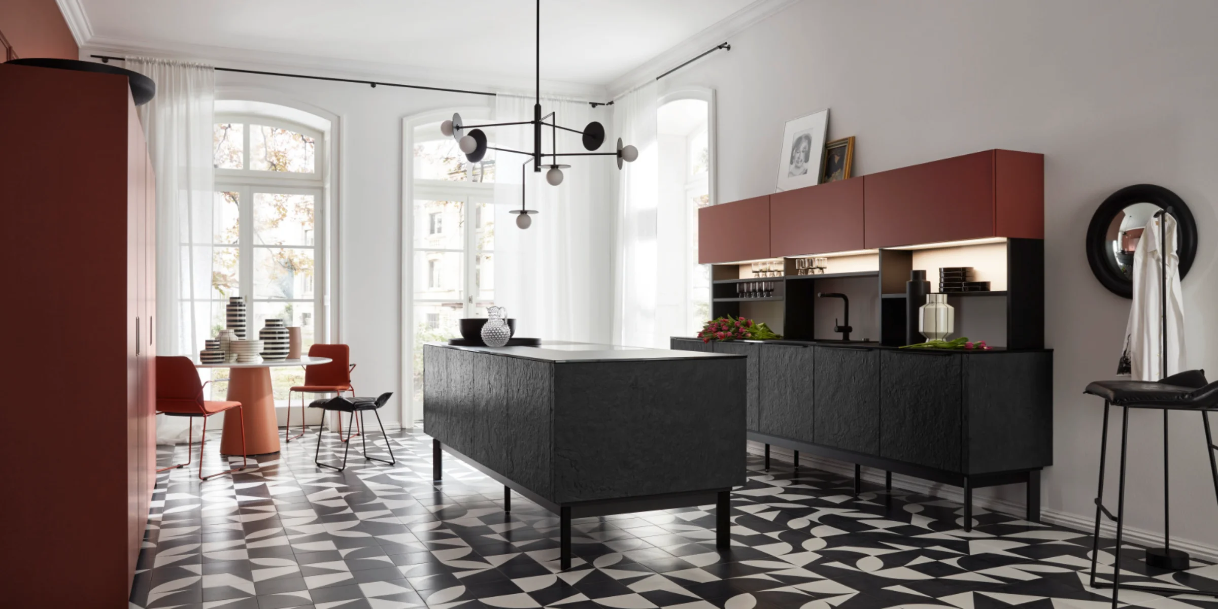 Cucina moderna con pavimento geometrico e isola nera di Nolte Kitchen.