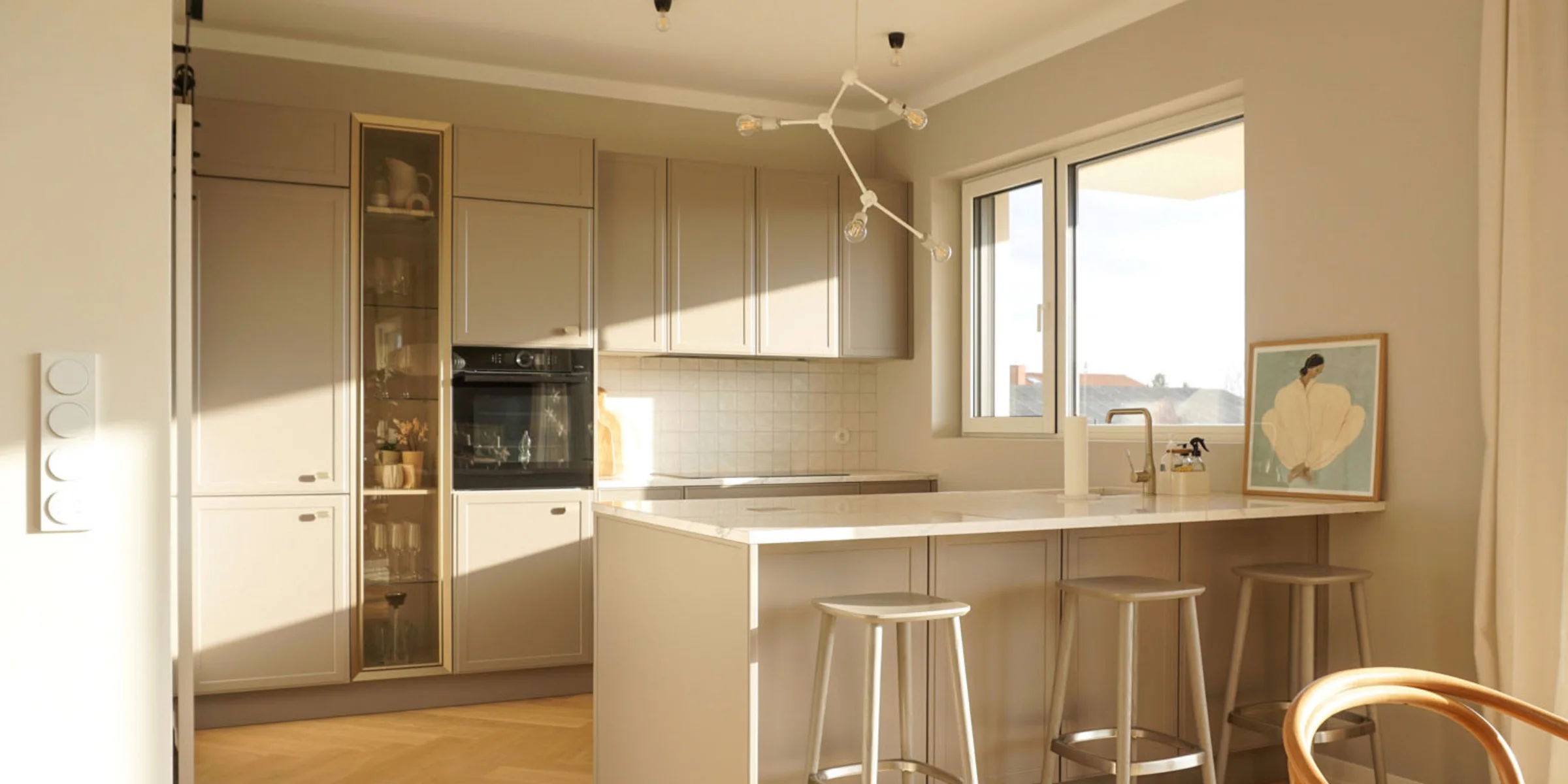 Cucina moderna e luminosa con isola e sgabelli da bar, progettata da Nolte Kitchen.