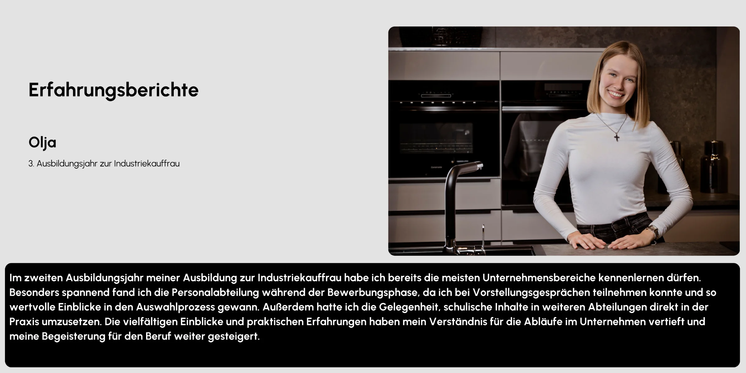 Eine Frau steht lächelnd in einer modernen Küche. Express Küchen.