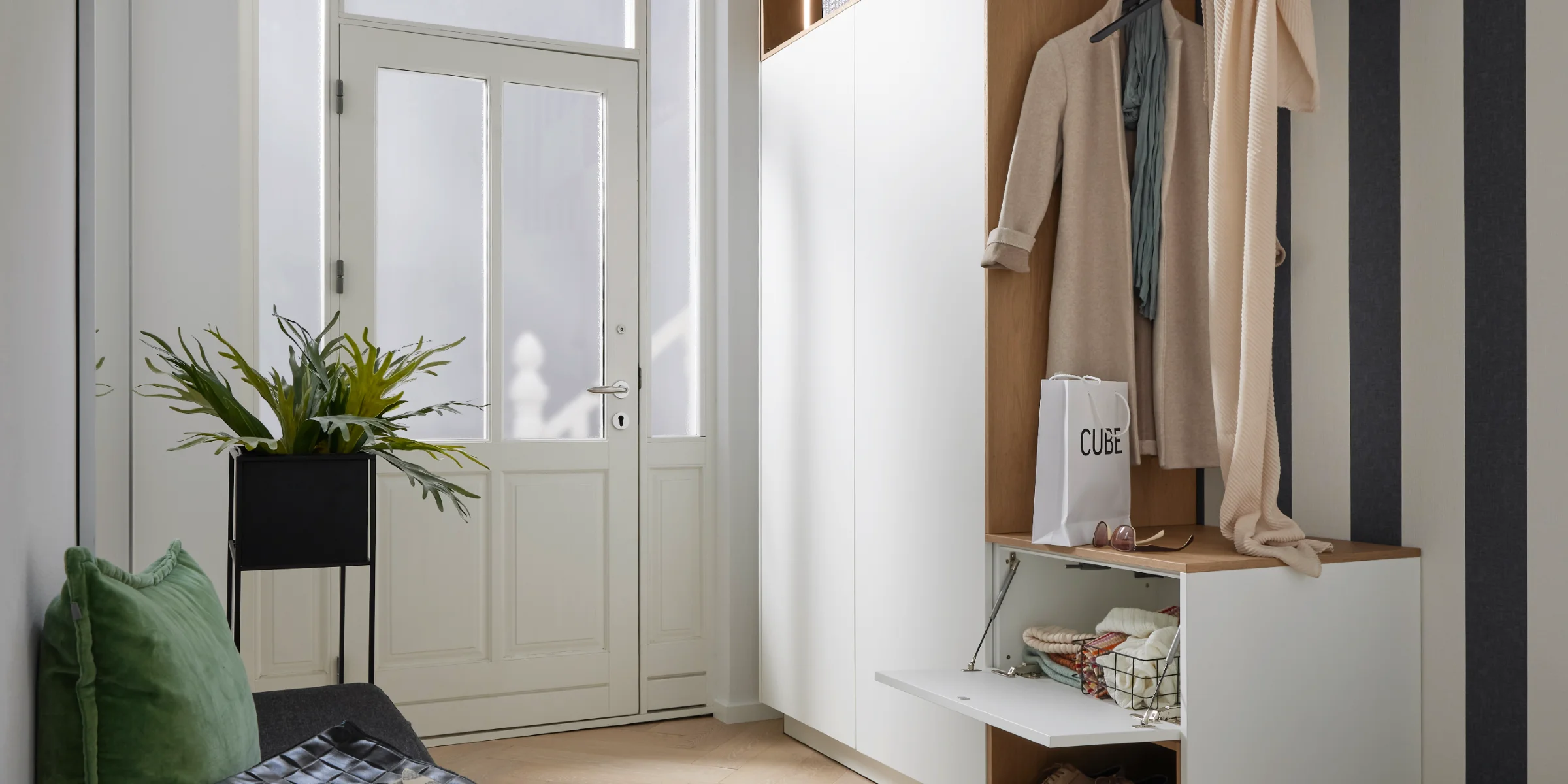 Ingresso elegante con guardaroba, panca e decorazioni, perfetto per Nolte Living.