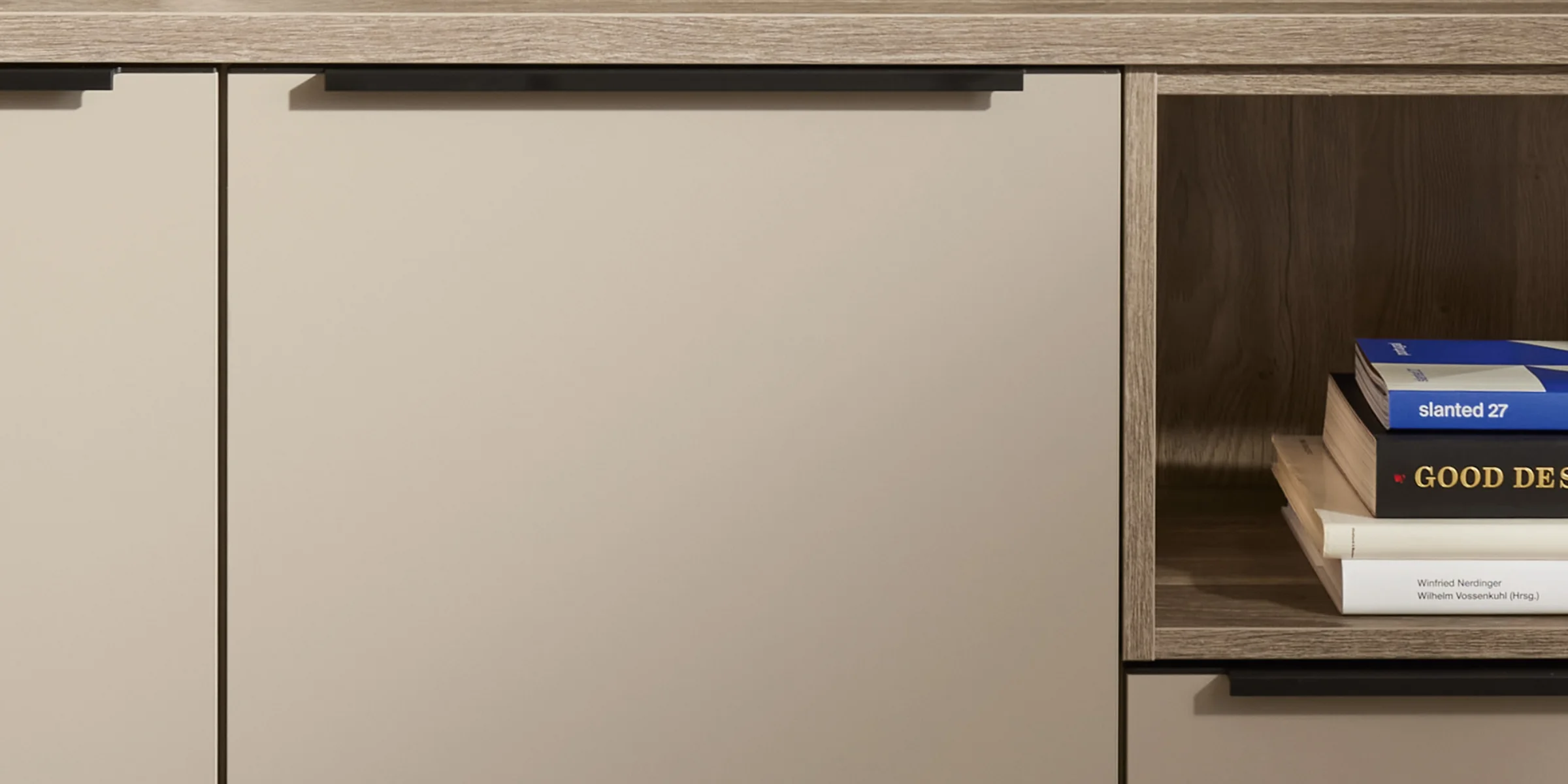 Scaffale moderno con libri in un elegante soggiorno di Nolte Living.
