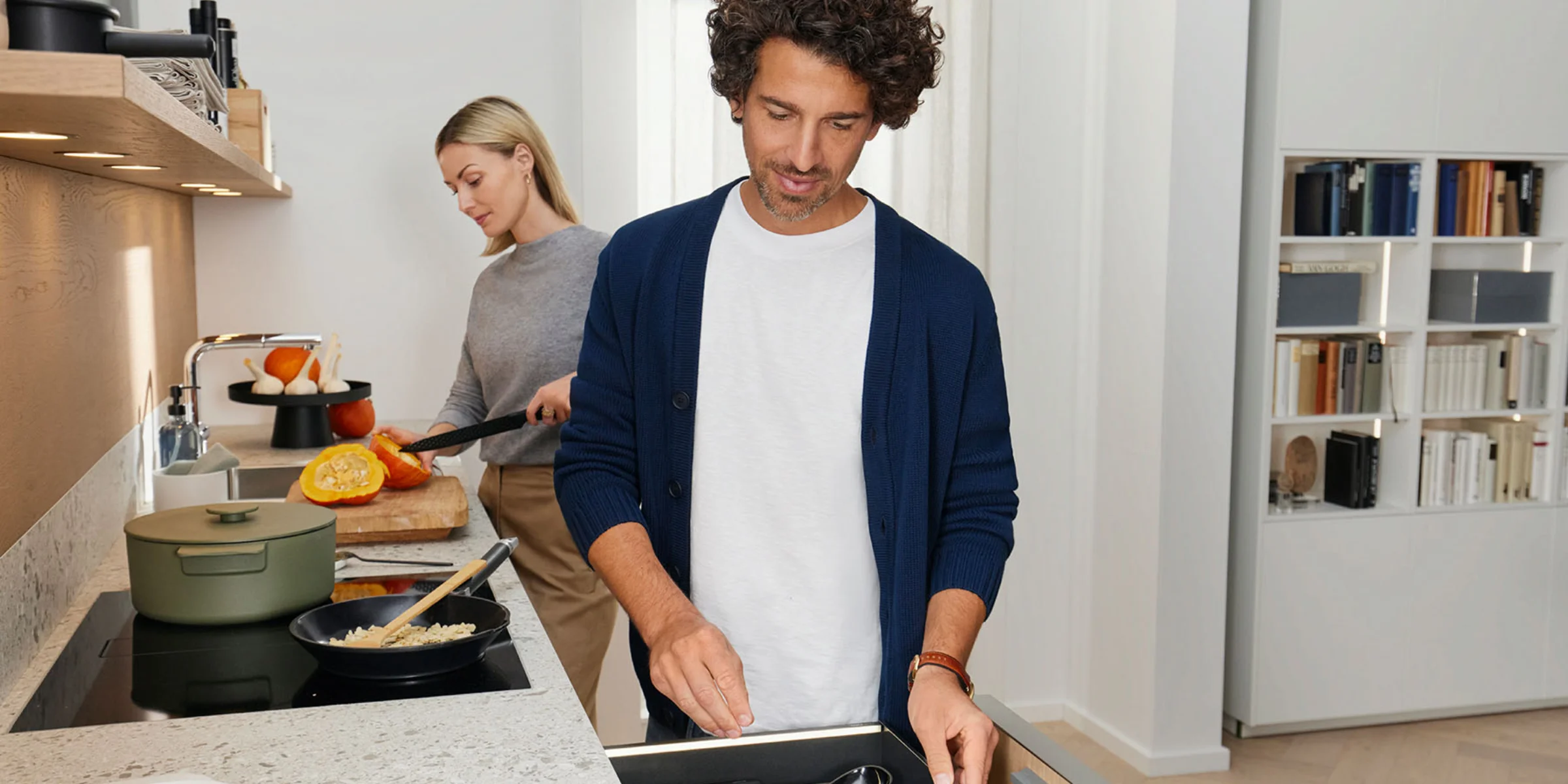 Un uomo e una donna cucinano insieme in una moderna cucina Nolte.