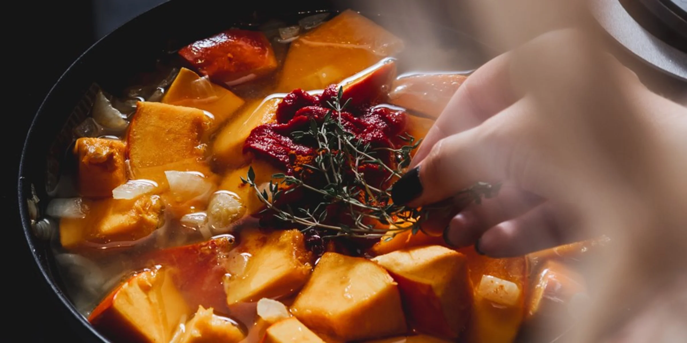 Zucca a pezzi cotta in padella con erbe aromatiche, perfetta per le cucine Nolte.