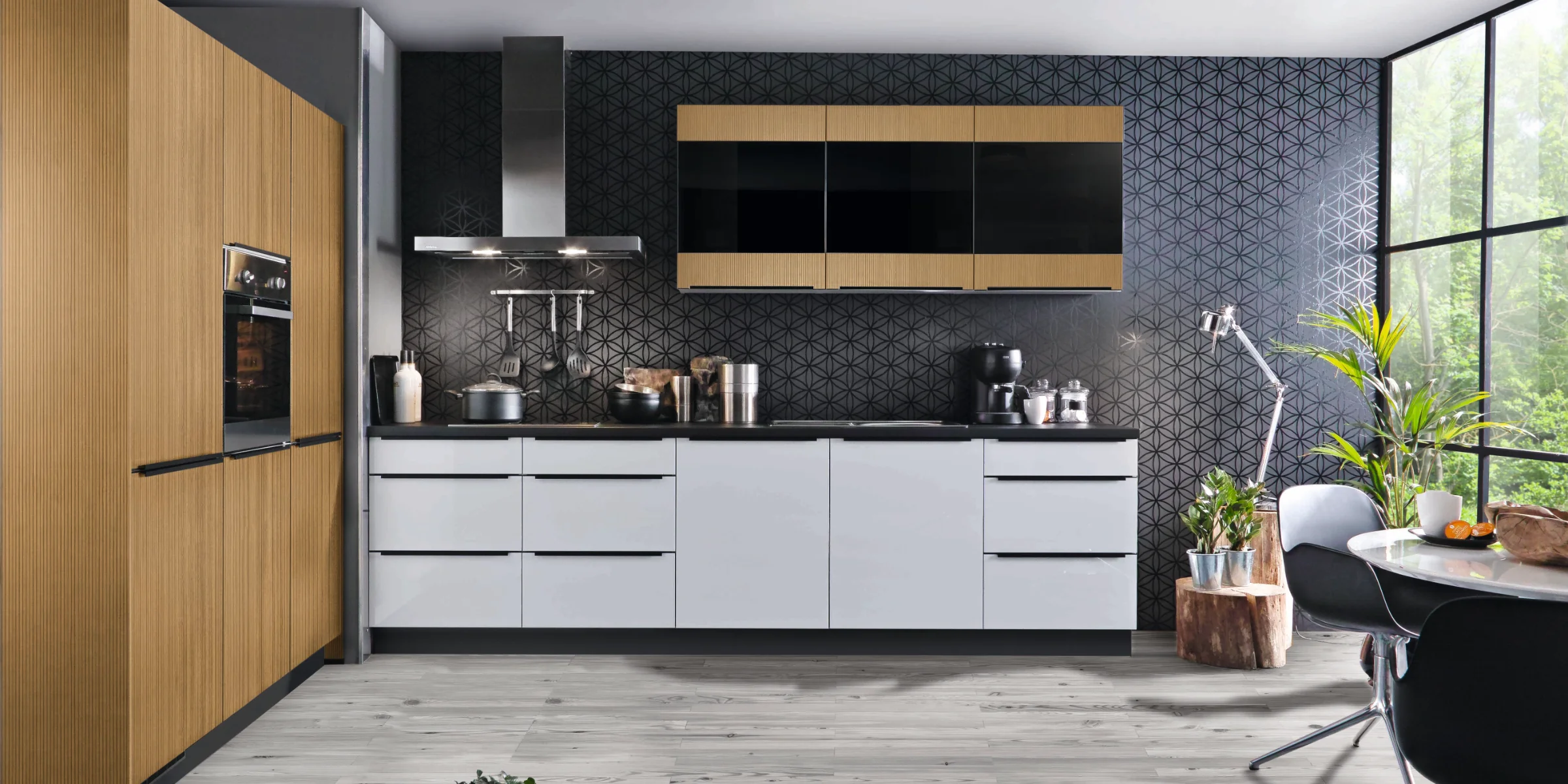 Cuisine moderne en bois et blanc, équipée d'appareils et d'un coin repas. Express Küchen.