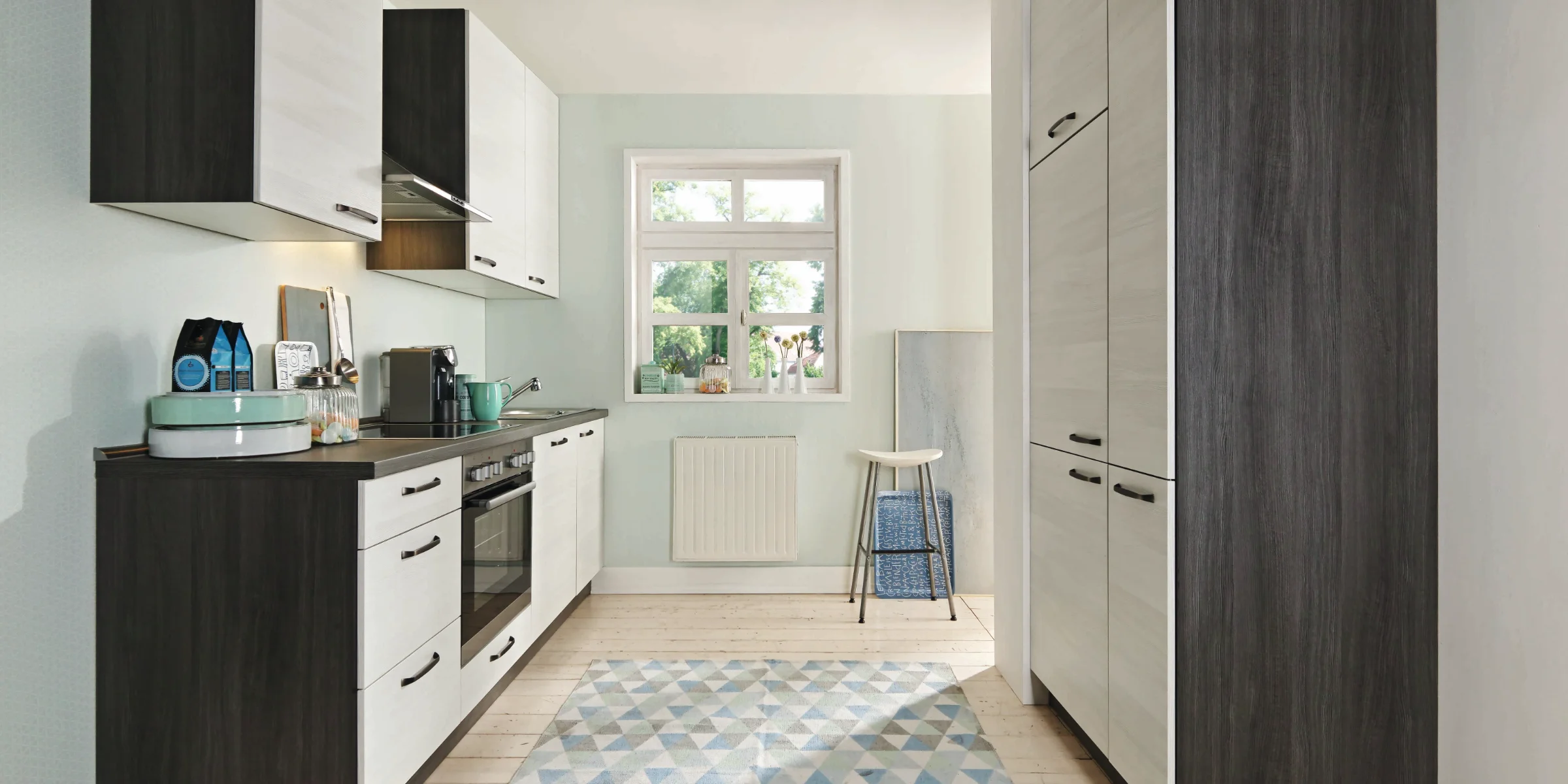 Cuisine moderne avec armoires blanches et sombres, équipée d'un tapis, présentée par Express Küchen.