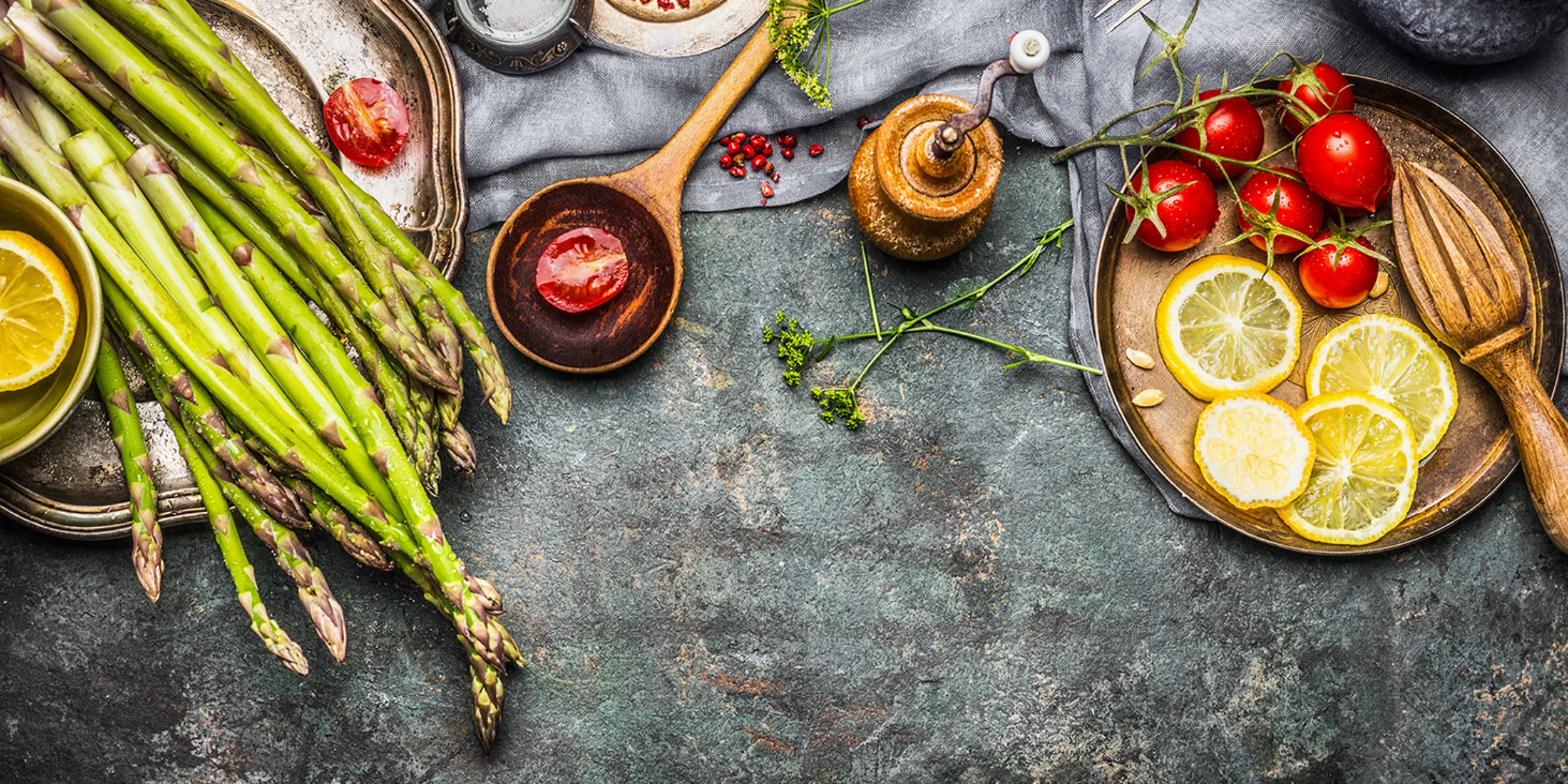 Asparagi freschi e pomodori con spezie e fette di limone su sfondo rustico, ispirato a NolteNeo.