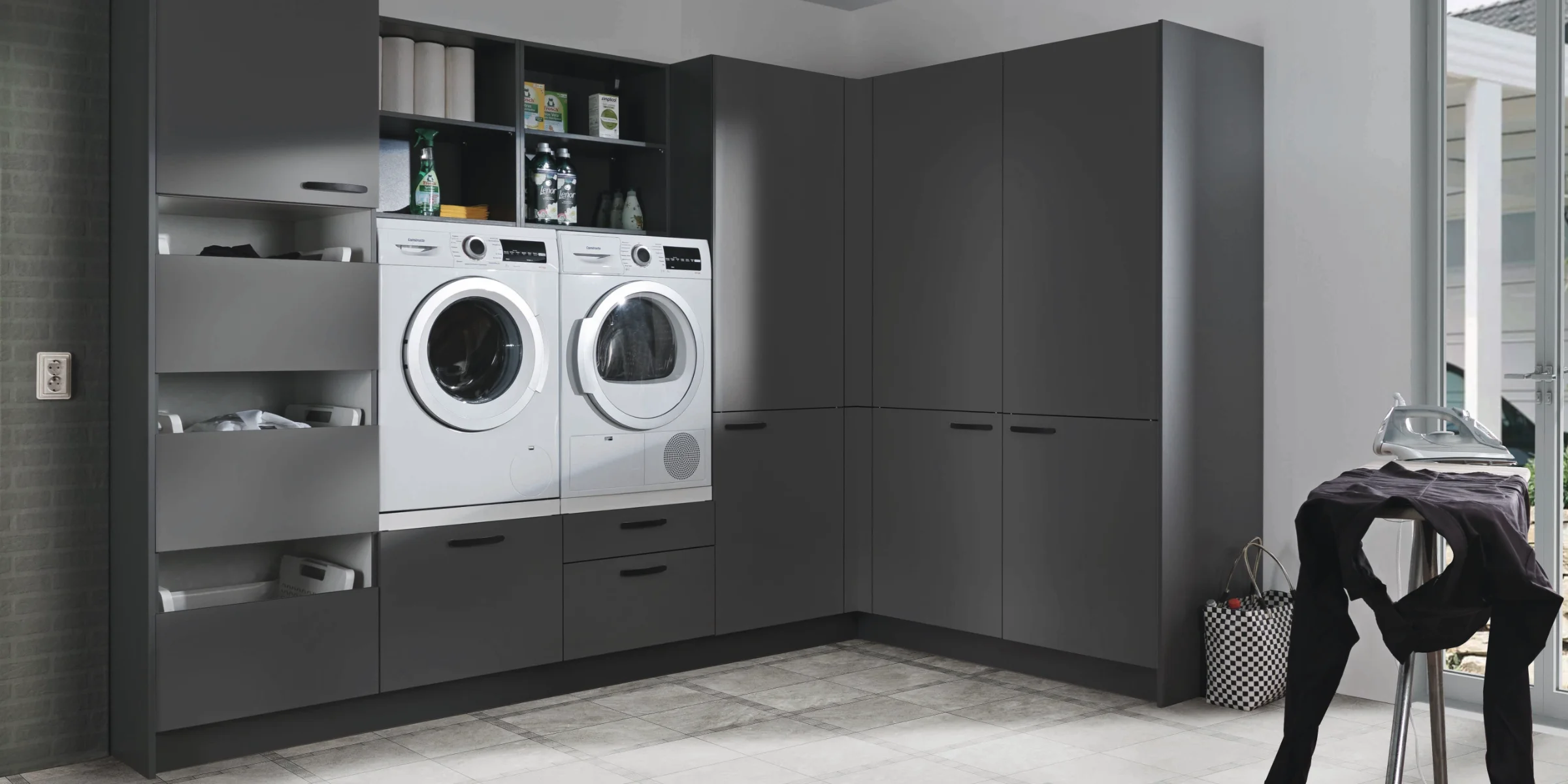 Ein moderner Hauswirtschaftsraum mit Waschmaschine und Trockner. Express Hauswirtschaftsräume.