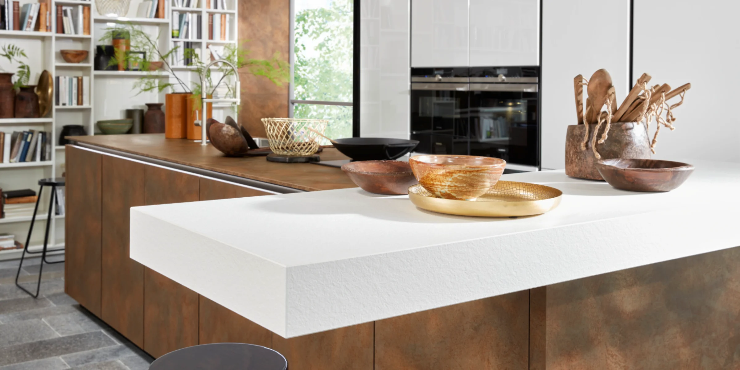 Cucina moderna con elementi rustici e scaffali aperti di Nolte Kitchen.