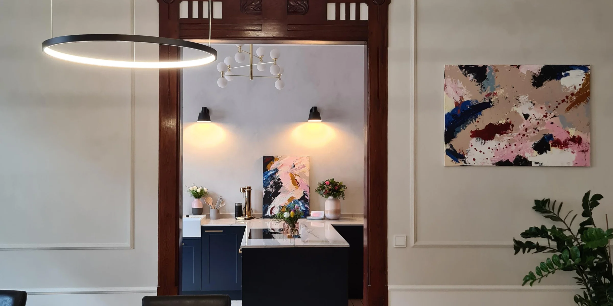 Cucina moderna con isola e illuminazione elegante, Nolte Kitchen.
