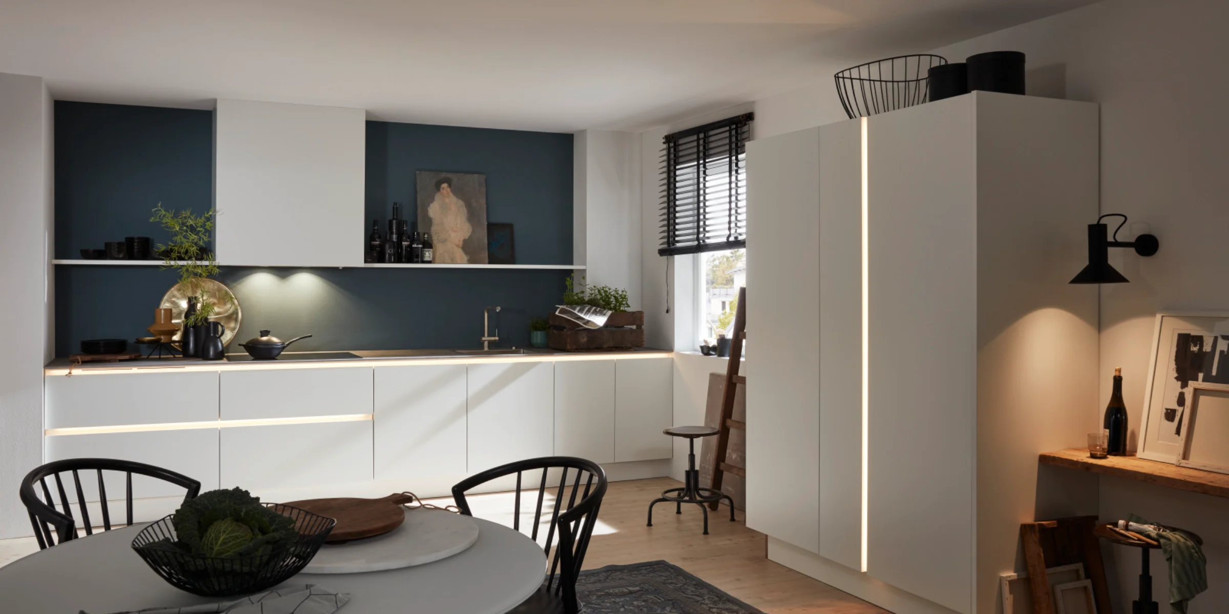 Cucina moderna con design bianco e accenti scuri, arredata da Nolte Kitchen.