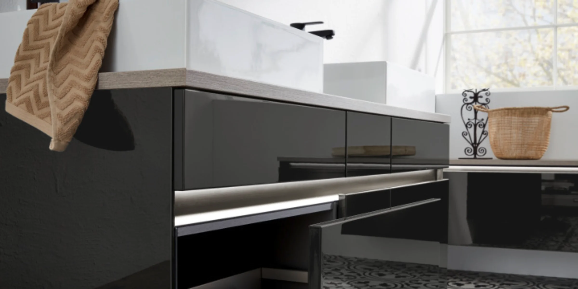 Bagno moderno con armadi neri e due lavabi di Nolte SPA.