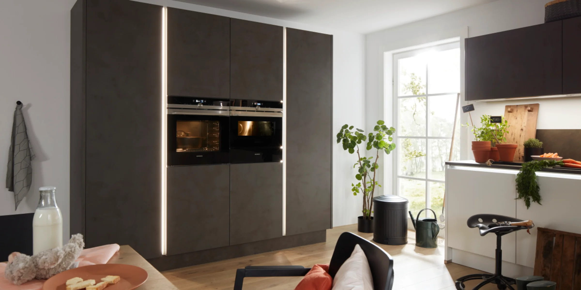 Cucina moderna con armadi neri e molta luce naturale di Nolte Kitchen.