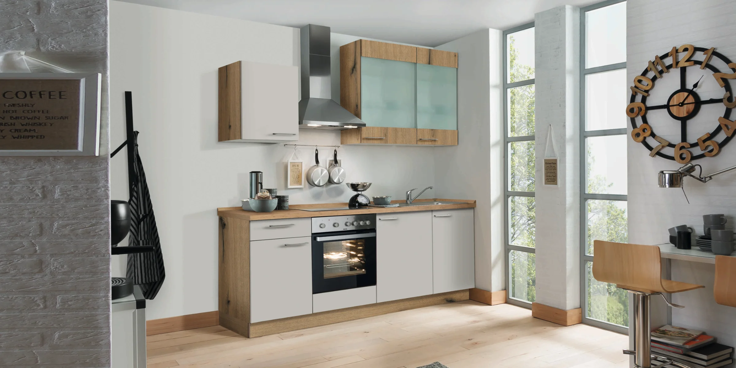 In der modernen Küche mit Holz- und Glaselementen von Express Küchen scheint die Sonne durch große Fenster.
