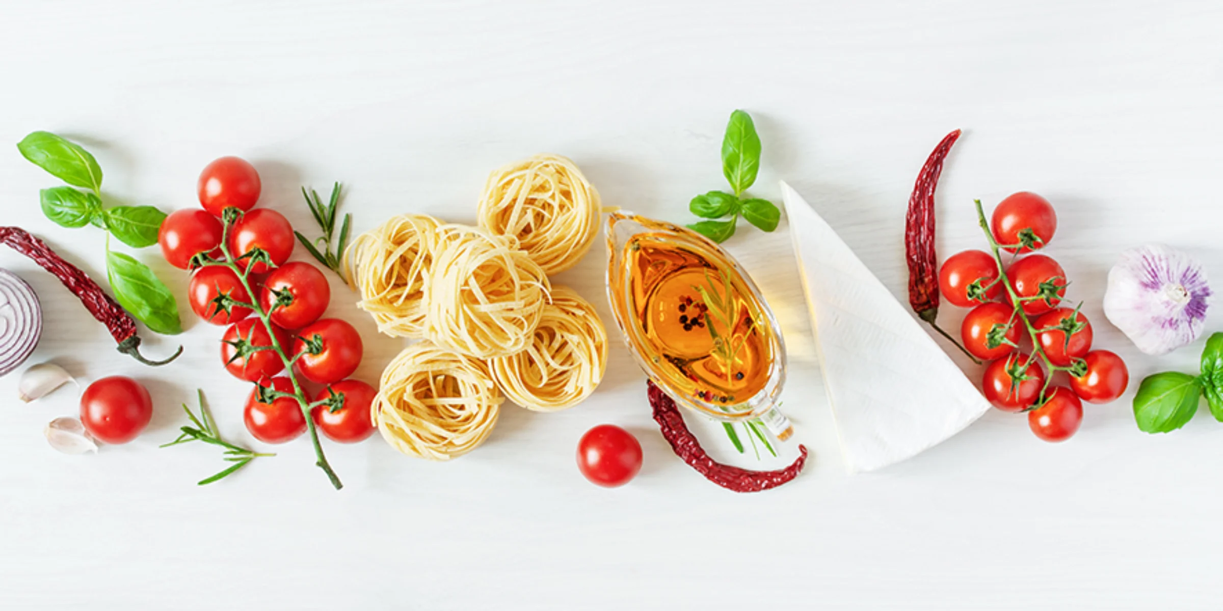Due persone preparano insieme un pasto. Sul piano di lavoro della cucina vengono tagliate delle verdure e mescolata un'insalata.