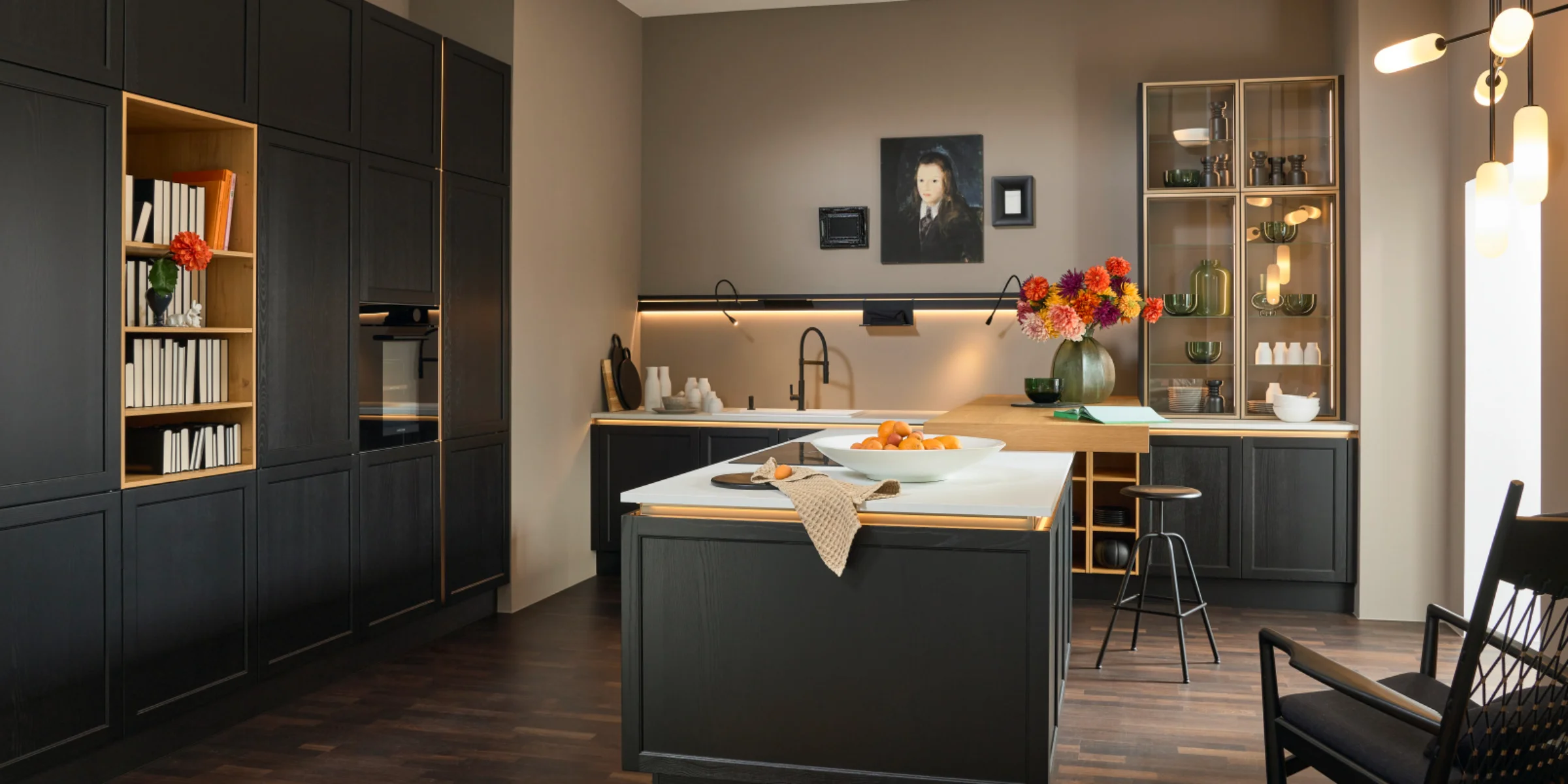 Cucina moderna con armadi scuri e isola centrale di Nolte Kitchen.
