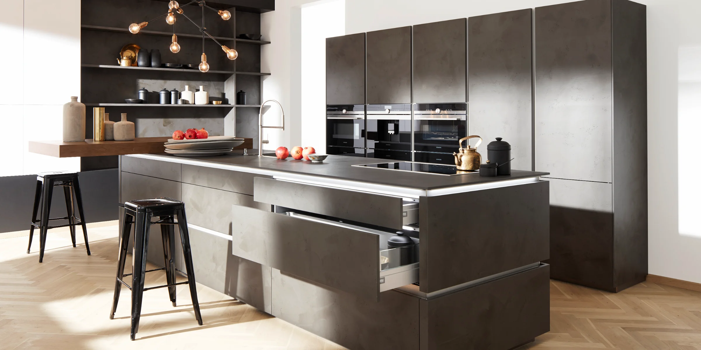 Cucina moderna con isola e sgabelli, progettata da Nolte Kitchen.