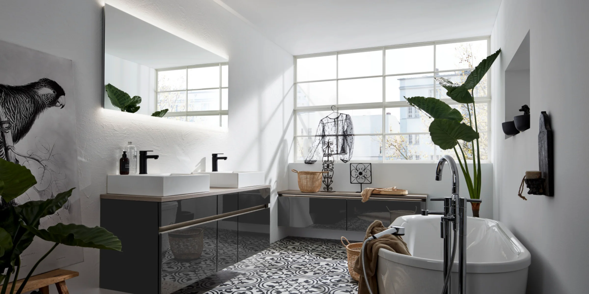 Bagno moderno con vasca freestanding e doppio lavabo, Nolte SPA.