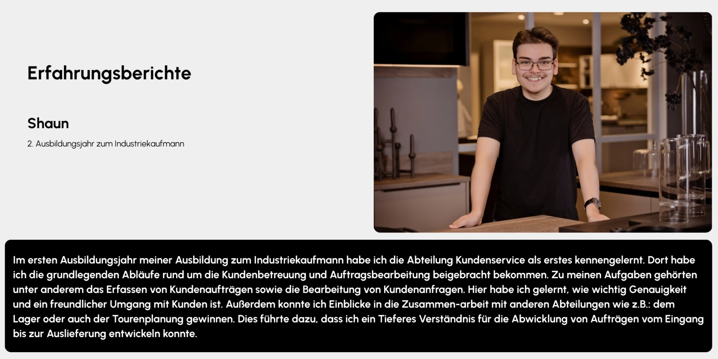 Eine Person steht lächelnd an einem Küchentresen. Express Küchen.