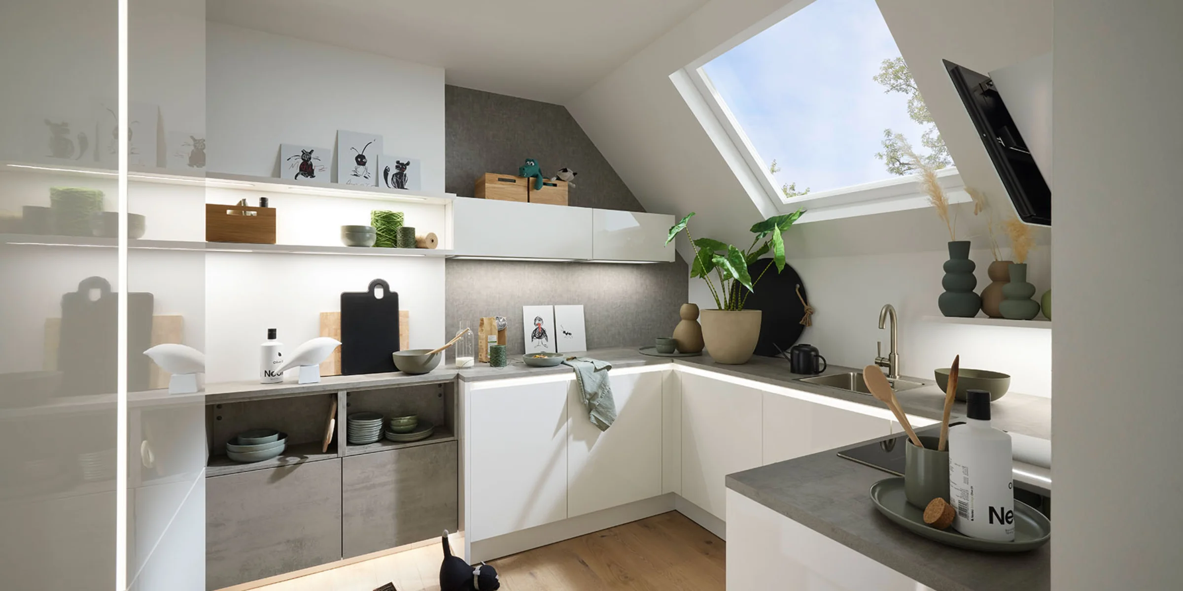 Cucina moderna con armadi bianchi e lucernario, progettata da Nolte Kitchen.