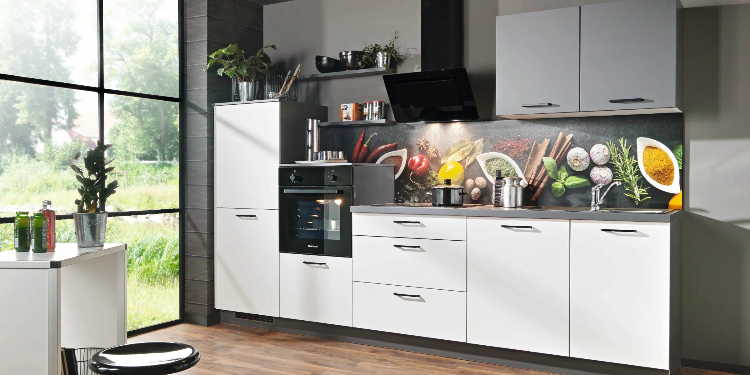 Cuisine moderne avec armoires blanches, parquet et grande fenêtre. Express Küchen.
