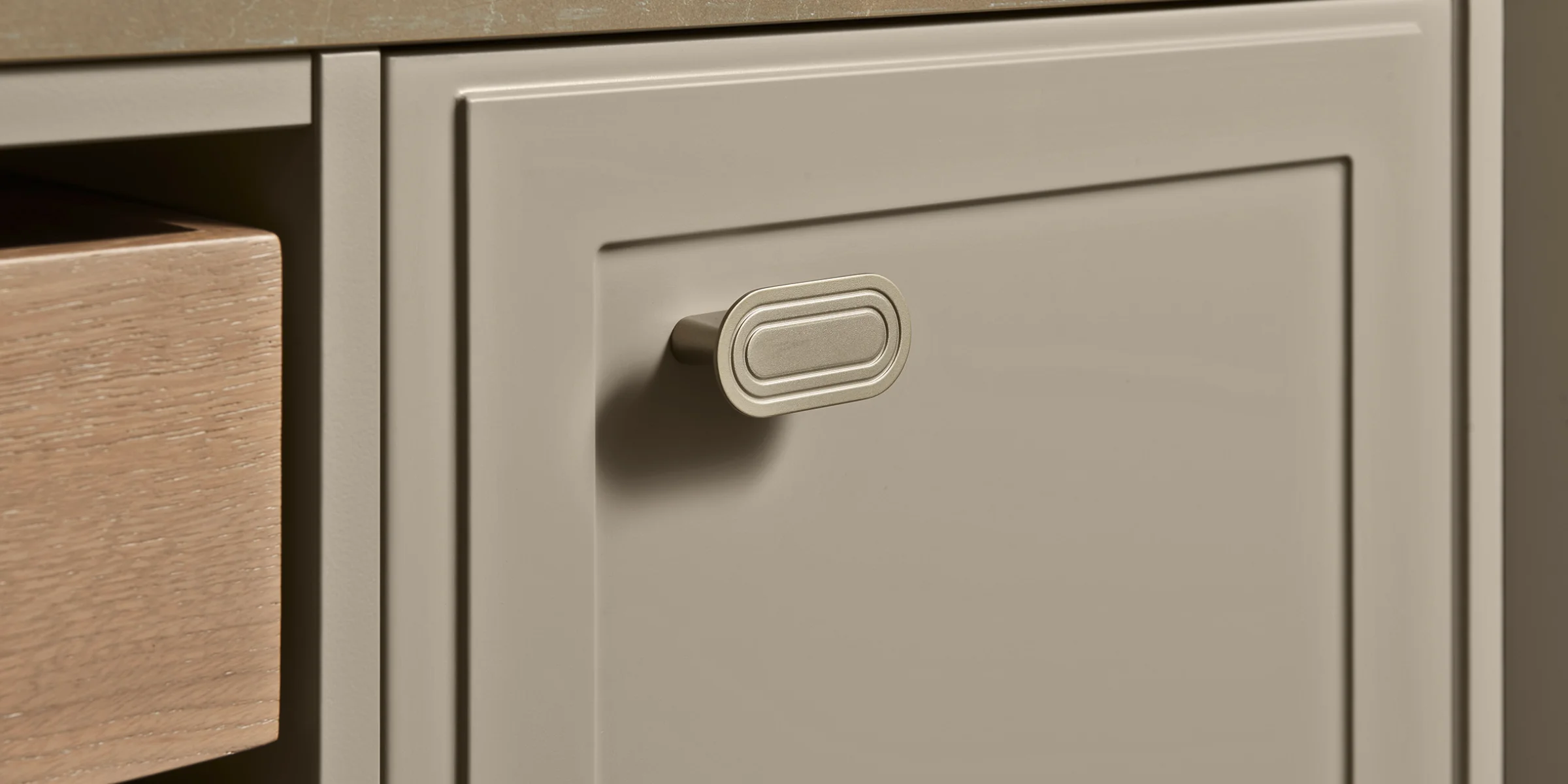 Porta dell'armadietto da cucina con maniglia elegante e cassetti in legno di Nolte Kitchen.