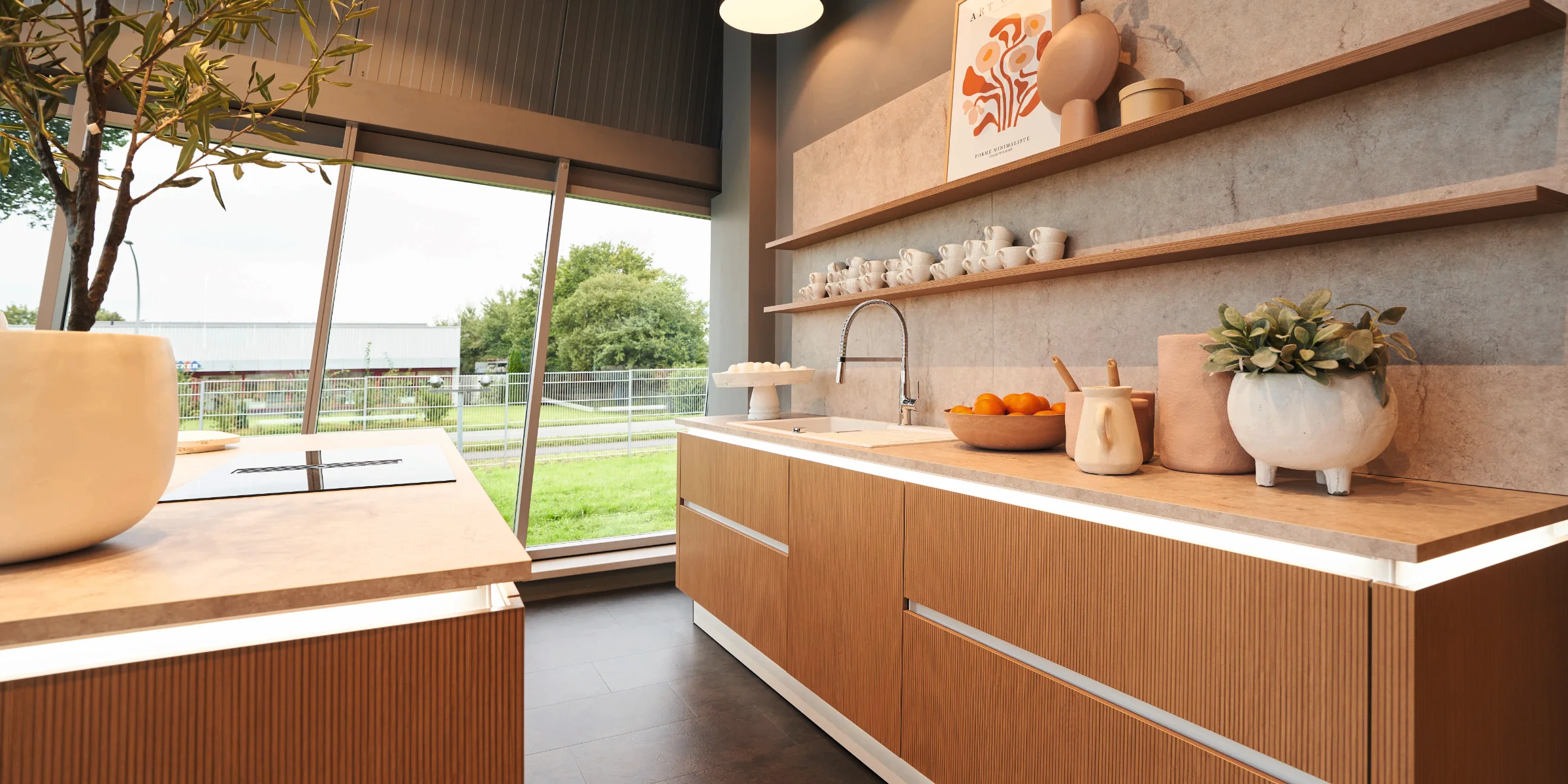 In der modernen Küche mit Holzdetails und Pflanzen herrscht eine harmonische Atmosphäre. Express Küchen.